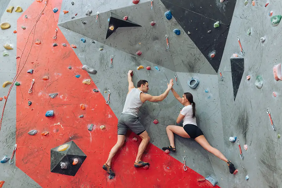 how-to-introduce-your-friends-to-climbing-15-steps-send-edition